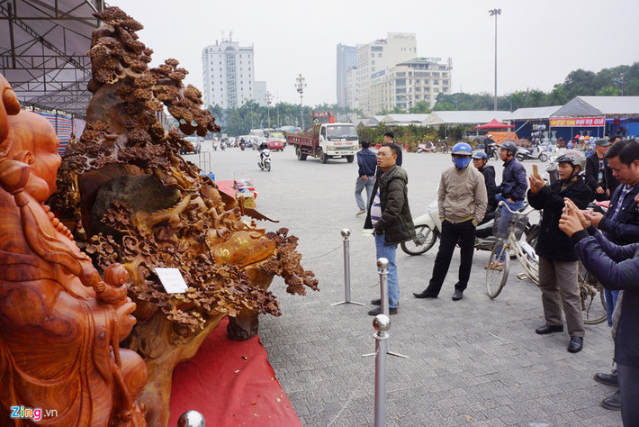 Ở chợ hoa Tết tổ chức tại quảng trường Lam Sơn (TP Thanh Hóa), một pho tượng gỗ khổng lồ được trưng bày để bán thu hút được sự chú ý của nhiều người.