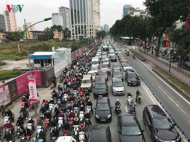 Dòng xe ùn tắc trên đường Giảng Võ hướng về phía Láng Hạ.
