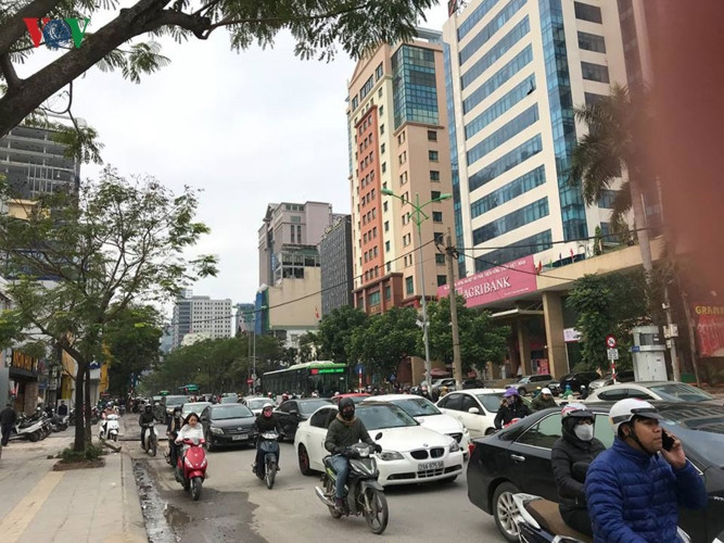 Đường Láng Hạ, Hà Nội ùn tắc trong ngày đi làm đầu tiên 2019 (2/1),