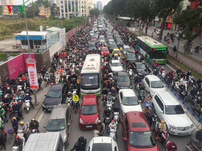 Chị Hoàng Phí cho biết: "Hàng ngày tôi đều đi làm qua cung đường này nhưng chưa bao giờ thấy ùn tắc kinh hoàng như hôm nay"