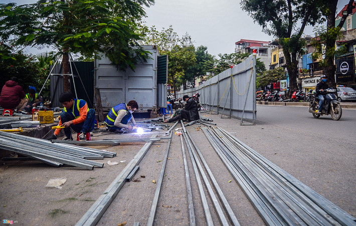Không chỉ riêng mặt đường Nguyễn Xiển mà còn những tuyến đường khác ở thủ đô cũng được đồng loạt thi công trong đợt này gồm mặt đường Phạm Hùng (từ đầu nút giao Trần Duy Hưng - Khuất Duy Tiến đến nút giao Mai Dịch); mặt đường Khuất Duy Tiến (Khuất Duy Tiến - Nguyễn Trãi đến nút giao Khuất Duy Tiến - Trần Duy Hưng) và tuyến đường vành đai 2 đoạn từ Cầu Giấy đến Ngã Tư Sở.
