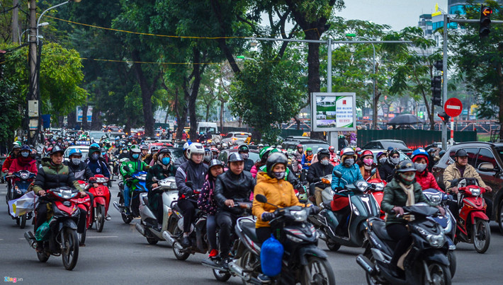 Vào giờ cao điểm, tình trạng ùn tắc giao thông thường xuyên xảy ra tại con đường này.