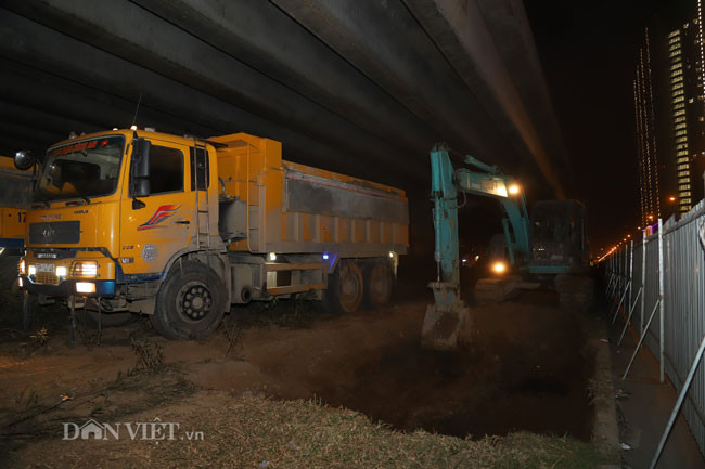 Để hoàn thành kịp tiến độ trước Tết Nguyên đán, hàng chục công nhân thuộc Công ty đường bộ 1 Hà Tây được huy động để thi công. Theo các công nhân, ban ngày họ làm rào chắn và xén thảm cỏ, mở rộng đường vào ban đêm để tránh ảnh hưởng đến giao thông.