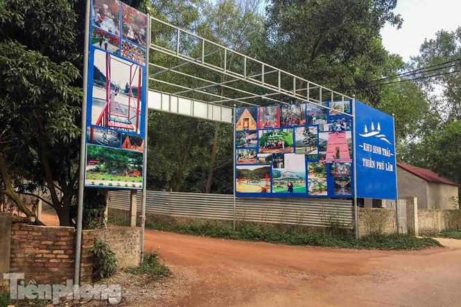 Cổng vào khu sinh thái Thiên Phú Lâm (thôn Lâm Trường, xã Minh Phú, huyện Sóc Sơn). Đây là 1 trong 18 công trình "xẻ thịt" đất rừng phòng hộ Sóc Sơn mà UBND huyện Sóc Sơn đã có quyết định cưỡng chế.