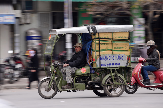 Lý do đơn giản bởi giá thành rẻ và tiện lợi hơn xe chở hàng.