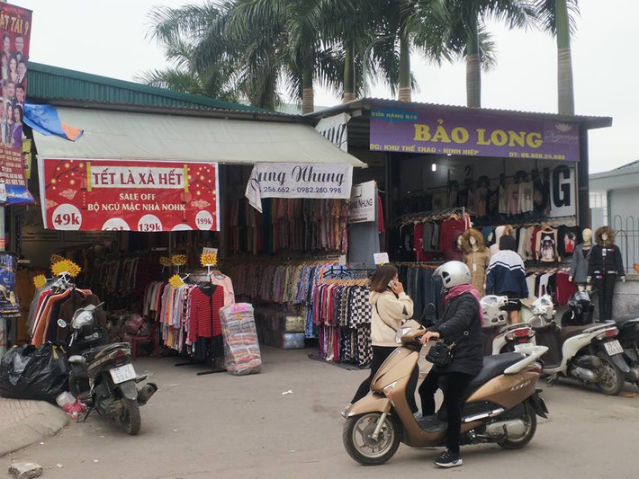 Theo đó, Công ty TNHH Tân Hùng Minh có 15.581m2 đất để xây dựng công trình. Hình thức sử dụng đất là nhà nước cho thuê đất trả tiền hằng năm. Còn, 1.729m2 nằm trong chỉ giới đường đỏ, sau khi xây dựng xong hạ tầng, Công ty TNHH Tân Hùng Minh có trách nhiệm bàn giao cho UBND huyện Gia Lâm và cơ quan quản lý chuyên ngành theo quy định. Hình thức sử dụng đất là nhà nước giao đất không thu tiền sử dụng đất.