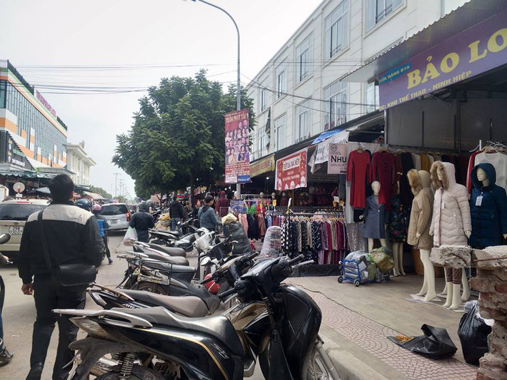 Đến ngày 24/4/2018, UBND huyện Gia Lâm đã có Quyết định số 3238/QĐ-UBND thành lập Đoàn kiểm tra liên ngành tại Khu dịch vụ Thể dục, thể thao trung tâm xã Ninh Hiệp. Căn cứ vào nội dung Báo cáo số 42/BC-ĐKTLN của Đoàn kiểm tra liên ngành, UBND huyện Gia Lâm đã có văn bản số 1566/UBND-NV chỉ đạo UBND xã Ninh Hiệp lập kế hoạch tổ chức cưỡng chế phá dỡ các công trình vi phạm trật tự xây dựng tại Khu dịch vụ Thể dục, thể thao trung tâm xã Ninh Hiệp theo quy định.