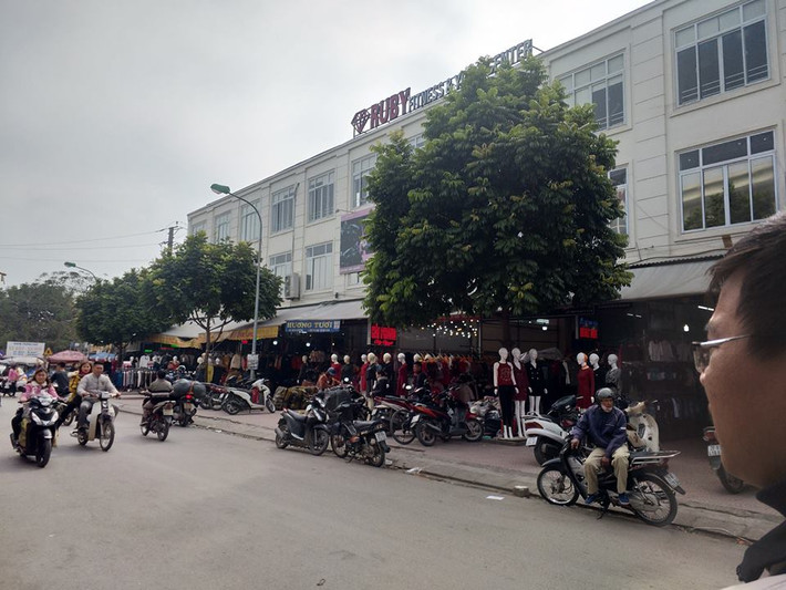 Trả lời báo chí, ông Tô Hữu Vịnh, cán bộ trật tự xây dựng đô thị huyện Gia Lâm cho biết: từ tháng 4 đến tháng 10/2016, tổ quản lý trật tự xây dựng đô thị phụ trách xã Ninh Hiệp đã tiến hành lập biên bản vi phạm hành chính và báo cáo UBND xã Ninh Hiệp xử lý vi phạm. Tuy nhiên, Công ty TNHH Tân Hùng Minh vẫn vi phạm trật tự xây dựng mà không bị ngăn chặn, xử lý triệt để.