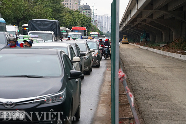 Do nhu cầu đi lại vào dịp cận Tết của người dân tăng cao, cộng hưởng với việc làn đường bị thu hẹp, khiến nhiều tuyến đường Thủ đô thường xuyên bị ách tắc.