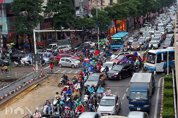 Tình trạng ùn ứ, ách tắc giao thông lây lan theo hiệu ứng dây chuyền sang các tuyến đường và nút giao vào vành đai 2, kể cả không phải trong khung giờ cao điểm.