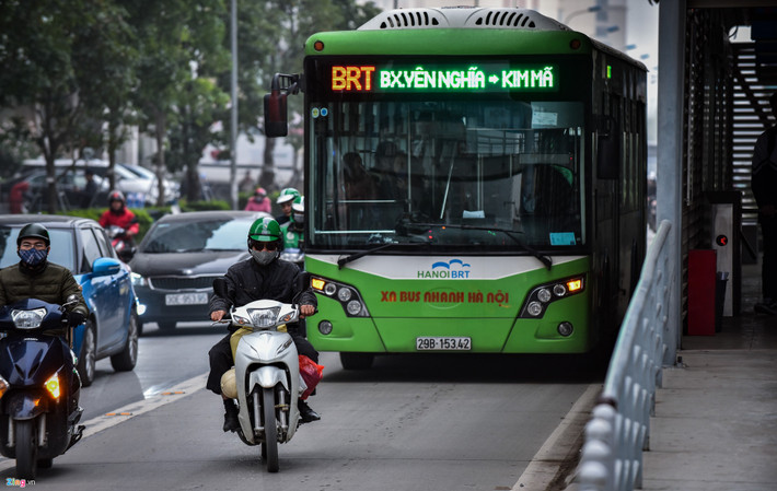 Tình trạng xe máy tạt đầu buýt nhanh diễn ra khá phổ biến, đặc biệt là khi xe giảm tốc vào trạm dừng đón trả khách.
