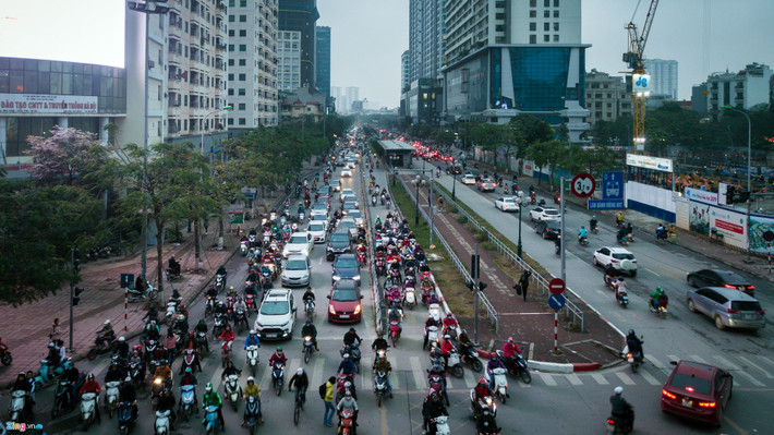 Sau 2 năm đi vào hoạt động, làn đường tuyến buýt nhanh BRT lâu nay không còn là lối đi riêng dành cho loại hình vận tải công cộng mới. Trục Lê Văn Lương - Tố Hữu ngập tràn xe máy lưu thông vào làn BRT, đặc biệt vào thời gian gần đây