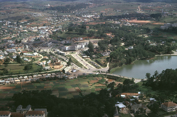 Khung cảnh trung tâm Đà Lạt nhìn từ trên cao với một màu xanh của cây cối bao phủ gợi nhớ về một thành phố cao nguyên trong lành, yên bình, từng là nơi nghỉ dưỡng của các bậc vua chúa, quý tộc thời xưa. Bức ảnh này ghi lại quang cảnh Đà Lạt vào năm 1967 khi chưa có nhiều nhà san sát, xe cộ ít, khách du lịch thưa. Ảnh: Phillip M. Kemp.