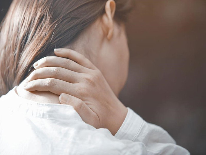 Bắt đầu xoa bóp bằng cách vuốt nhẹ nhàng từ trên xuống cổ, lặp lại như vậy 10 lần. Tiếp đó, đưa tay xuống giữa cổ thực hiện động tác massage liên tục 10 lần. Cuối cùng, đưa 2 ngón tay lên giữa ngực, vuốt ngón tay ngang trước ngực. Kiên trì thực hiện như vậy 10 nhịp.