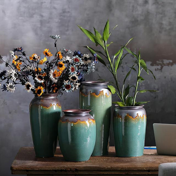 Chậu tráng men: Chậu tráng men thường có hoa văn rất đẹp, bày bán phổ biến song lại là loại chậu không nên mua. Những chiếc chậu này đa dạng về kiểu dáng, phù hợp để chưng ở sảnh, trong phòng khách nên nhiều người chọn mua. Ảnh: Sohu
