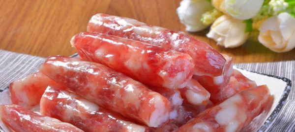 Nghiên cứu của bác sĩ người Nga Seryakoff cho thấy ăn 50g xúc xích mỗi ngày làm tăng 18% xác suất mắc bệnh ung thư ruột kết. Đáng lưu ý, mối nguy ung thư không chỉ đến từ xúc xích mà gồm tất cả các sản phẩm thịt chế biến như dăm bông, thịt đóng hộp. (Ảnh minh họa)