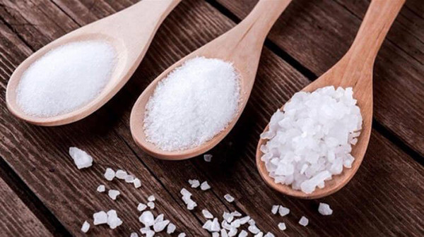 Tuy nhiên, tiêu thụ nhiều lượng lớn nitrit có thể gây hại. Chuyên gia cảnh báo, việc dùng liều lượng lớn 1 lần (0,3- 0,5g) có thể gây ngộ độc. Chính vì vậy, nhiều nơi trên thế giới đề ra giới hạn lượng nitrit dùng trong thực phẩm chế biến sẵn, tránh biến chúng thành thực phẩm độc hại.