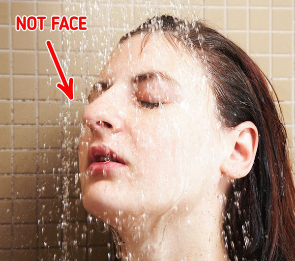 Tránh rửa mặt dưới vòi hoa sen: Chuyên gia khuyên nên rửa mặt bằng nước mát tại bồn rửa mặt thay vì rửa trực tiếp dưới vòi hoa sen. Điều này bắt nguồn từ đặc điểm da mặt rất nhạy cảm, khả năng chịu nhiệt không tương đồng với các vùng da khác trên cơ thể.