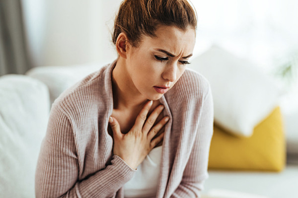 Điều này bắt nguồn từ việc người bệnh nằm nghiêng, máu sẽ dồn vào phổi gây phù nề, xung huyết phổi. Mặt khác, dây thần kinh phế vị sẽ rơi vào trạng thái hưng phấn vào nửa đêm, dễ khiến bệnh nhân co thắt khí quản và khó thở.