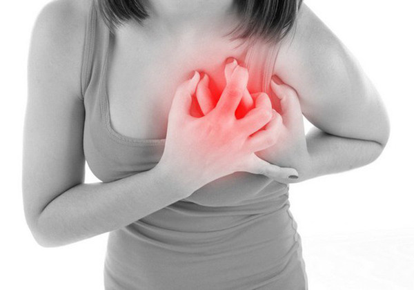 Đau ở ngực và lưng: Chuyên gia sức khỏe cho biết, dù cơn đau ở ngực, lưng ngắn hay dai dẳng đều có thể là tín hiệu bất thường vùng tim mạch. Đừng vì chủ quan mà không đi khám, bạn có thể hối hận về quyết định của mình.