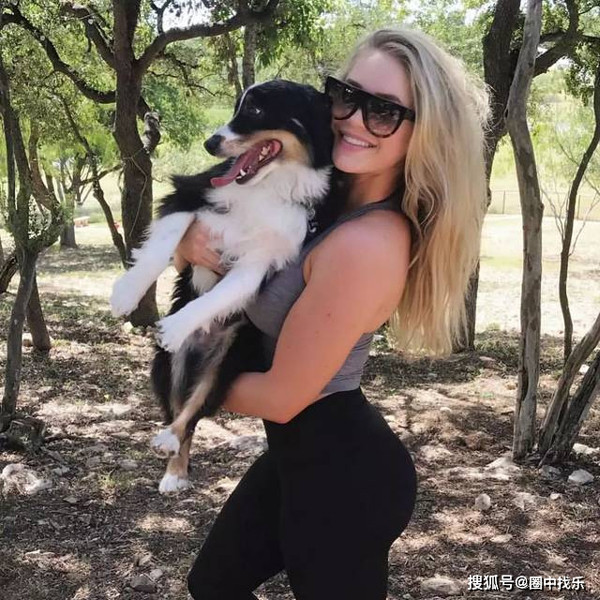 Những bộ bikini, đồ tập khoe khéo đường cong cũng được Courtney Tailor tận dụng triệt để trong cuộc sống hàng ngày.