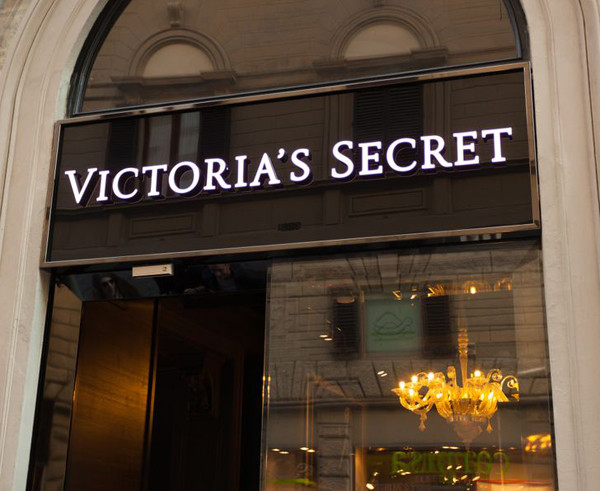 Thế giới mua sắm Victoria's Secret: Một người đàn ông tên Raymond từng cảm thấy không thoải mái khi đi mua đồ lót cho vợ. Trải nghiệm đó khiến ý tưởng xây dựng một nơi mà nam giới có thể thoải mái mua sắm đồ lót phụ nữ ra đời. Có thể nói, mục đích đầu tiên thành lập cửa hàng này là mang tới trải nghiệm tuyệt vời cho nam giới.