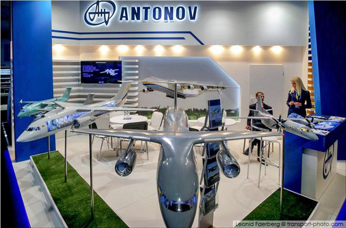 Bên trong gian trưng bày của Antonov tại Farnborough nay là Tổng công ty máy bay Ukraine một công ty con của Ukroboronprom.