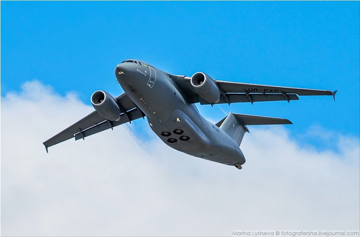 Hình ảnh An-178 trình diễn trên bầu trời thị trấn Farnborough của Anh.