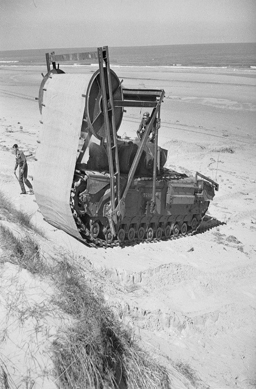 Tuy nhiên, thiết kế của Churchill Avre vẫn chưa là gì so với những chiếc xe tăng có biệt hiệu là Bobbin. Dẫu vậy, chúng cũng là những chiếc xe tăng vô dụng nhất trong Chiến tranh Thế giới thứ II. Về cơ bản Bobbin là một thanh trục quay bên trong có chứa một đoạn bạt dài hơn 3m và có thể được tích hợp trên nhiều loại khung gầm xe tăng khác nhau từ Churchill cho tới M4