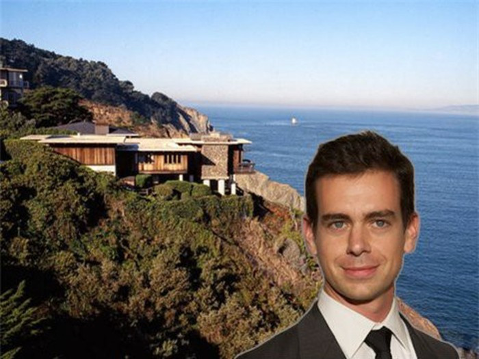 Jack Dorsey, CEO Twitter. Vào năm 2012, Dorsey bỏ 9,9 triệu USD mua ngôi nhà trong khu phố thượng lưu Seacliff và nhìn ra cầu Golden Gate (Cổng Vàng) nổi tiếng. Công trình 346 m2 có 2 phòng ngủ, 2 phòng tắm và ước tính trị giá 12 triệu USD. Ảnh: Sotheby's.