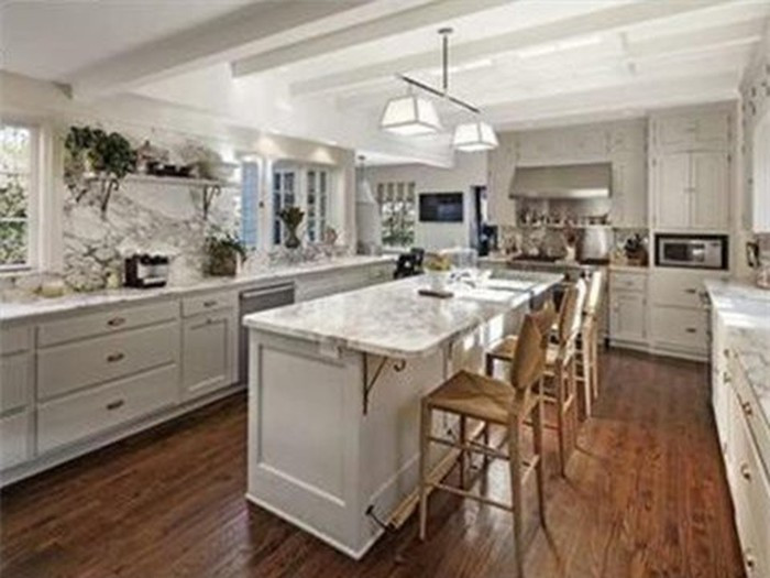 Nhà bếp chỉ dùng cẩm thạch trắng. Ảnh: Zillow.