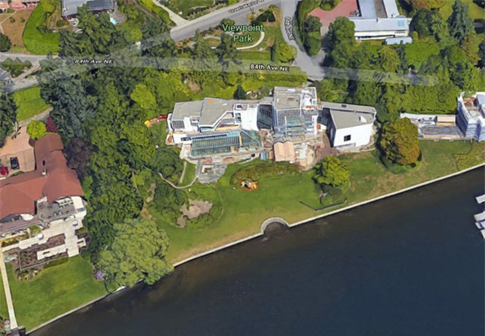 Ngôi nhà của ông được gọi là Villa Simonyi, hay "Ngôi nhà Windows 2000" vì có 2.000 cửa sổ. Ảnh: Google Maps.