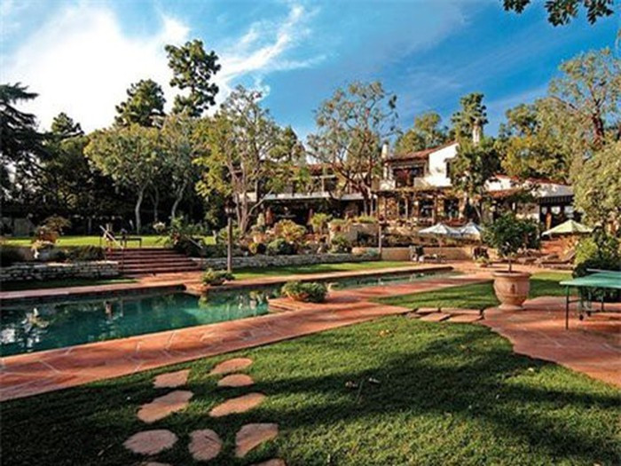 Ông chủ Amazon mua biệt thự phong cách Tây Ban Nha ở Beverly Hills vào năm 2007 với giá 24,45 triệu USD. Ngôi nhà 7 phòng ngủ, 7 phòng tắm được quảng cáo là có nhà kính, sân tennis chìm và bể bơi khổng lồ, 4 đài phun nước và gara chứa được 6 xe. Ảnh: Dream Homes Magazine.
