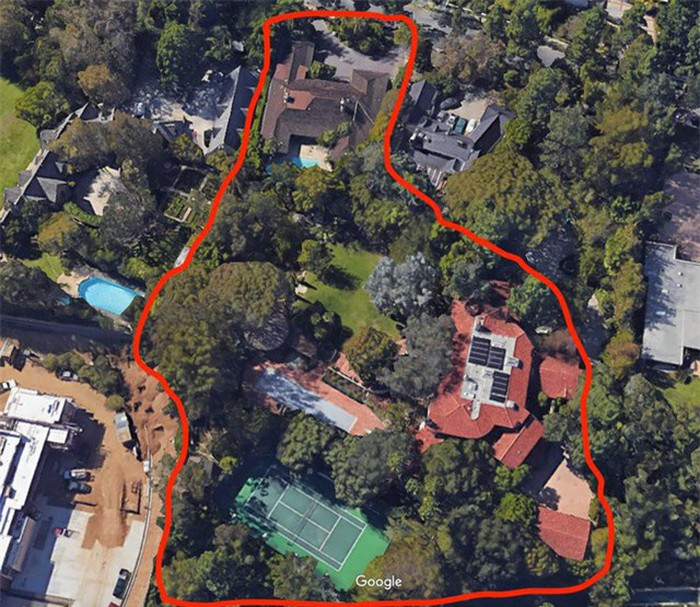 10 năm sau, Bezos mua ngôi nhà 4 phòng ngủ, 424 m2 bên cạnh với giá 12,9 triệu USD. Ảnh: Google Earth.