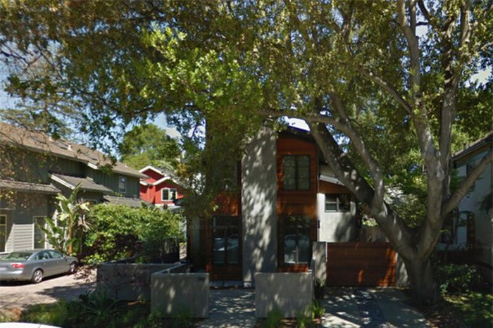 Tim Cook, CEO Apple. Cook sống khá giản dị so với khối tài sản khổng lồ. Ông mua căn hộ 223 m2 ở Palo Alto, California, vào năm 2010 với giá dưới 2 triệu USD. Ảnh: Google Maps.