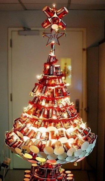 Cây thông noel từ cốc giấy. Với những người nghiện cà phê thì cây thông này quá tuyệt. Có vẻ kỳ công một chút nhưng khi tác phẩm hoàn thành thì nó vô cùng giá trị.