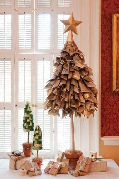 Cây thông từ báo cũ. Đừng phí phạm những tờ báo cũ, tận dụng nó để làm cây thông noel đặc biệt. Thêm những món quà nhỏ gói giấy báo ở dưới nữa thì càng tuyệt vời hơn.