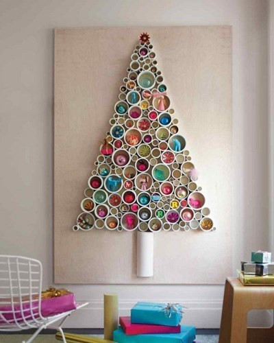 Cây thông noel từ những ống nhựa thừa. Cây thông quyến rũ này nổi bật bởi sự đơn giản của nó. Sơn màu trắng để trông hiện đại và màu xanh lá cây nếu muốn giống một cây thông cổ điển.