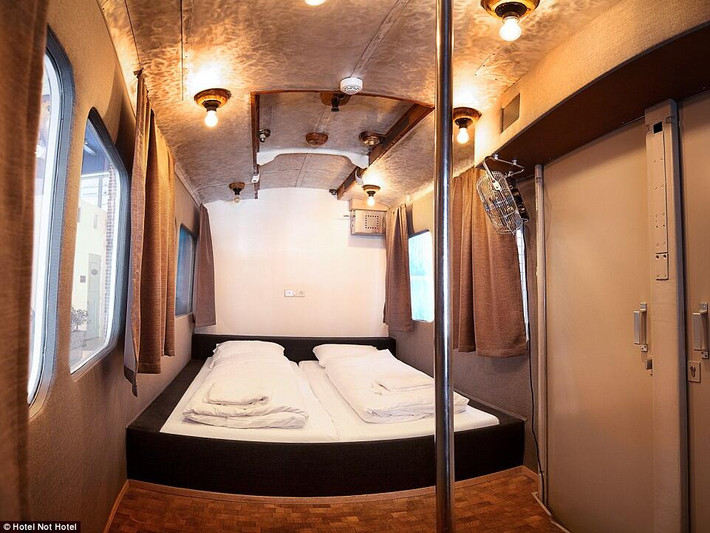Tuy nhiên, khách sạn Hotel Not Hotel ở Amsterdam sẽ là điều khác lạ bạn chưa từng gặp. Tờ Daily Mail của Anh đã khám phá khách sạn kỳ quặc này. Trong ảnh là căn phòng toa trạm xe lửa trong khách sạn.