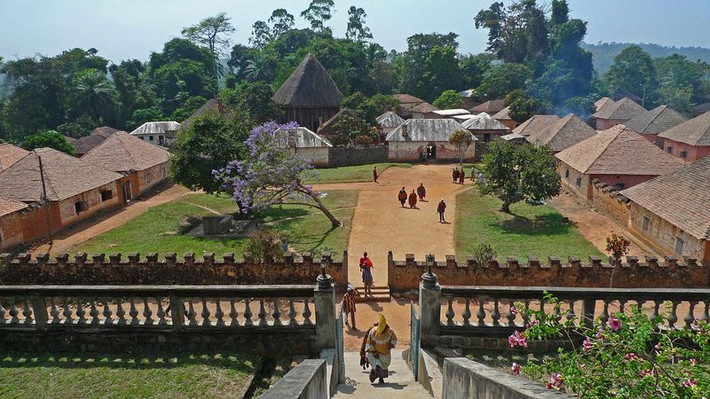 Ngôi đền không quá rộng nhưng nó cao vượt hẳn những ngôi nhà trong khu cung điện như để thể hiện sự tôn nghiêm của nó.