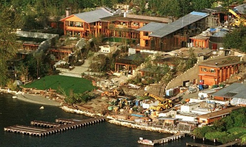 Biệt thự công nghệ của Bill Gates - Xanadu 2.0. Ông chủ Microsoft đã mất 7 năm cùng số tiền 63 triệu USD để xây dựng biệt thự Xanadu 2.0. Nó có bể bơi dài trên 18m với hệ thống âm nhạc dưới nước, phòng thay đồ với bốn vòi hoa sen và hai bồn tắm. Phòng thể dục ở biệt thự như “công viên giải trí” này rộng tới hơn 200 m2, phòng ăn gần 100 m2, 24 phòng tắm và một gara có sức chứa 23 chiếc ô tô.