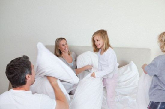 Sống trong một khách sạn năm sao thoải mái, bạn có muốn thưởng thức một "trận chiến" gối ôm cổ điển? Khách sạn Palm Beach Ritz-Carlton sẽ đáp ứng nhu cầu này. Dịch vụ “Pillow Fight” với 30 chiếc gối lụa màu sắc rực rỡ, nô đùa cùng với 2 trẻ nhỏ. Khi bạn mệt có thể dừng để sử dụng điểm tâm tối. Giá của dịch vụ kỳ quặc này có giá 60 USD.