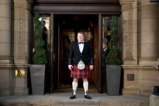 Nếu bạn là người quan tâm đến phong cách truyền thống Scotland, khách sạn Balmoral sẽ rất phù hợp với bạn. Tại đây, sẽ có dịch vụ nam phục vụ đưa bạn tới các cửa hàng may địa phương nổi tiếng nhất, lựa chọn phong cách riêng của bạn.
