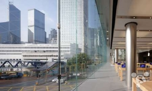 Trong khi vừa trải nghiệm những thiết bị, sản phẩm mới của Apple, các khách hàng cũng có thể khám phá vẻ đẹp kiến trúc tại nơi đây, đồng thời ngắm nhìn dòng người tấp nập hối hả trong giờ cao điểm.