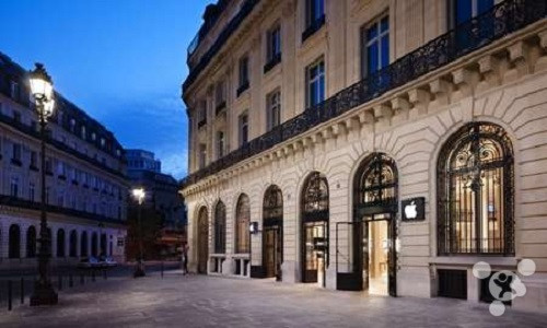 Top 2 - Store Opera, Pháp: Cố thủ tại vị trí tuyệt đẹp, cửa hàng Apple bên trong nhà hát này gần như không thay đổi ngoại hình của nhà hát, nó vẫn giữ được hình dạng ban đầu và tính nghệ thuật độc đáo của tòa nhà.