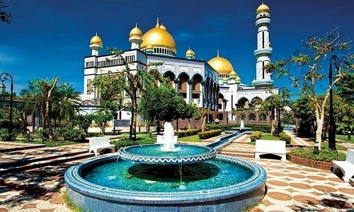 Cung điện nằm ngay ở thủ đô Bandar Seri Begawan của Brunei và được đặt tên là: “Cung điện ánh sáng của các vị Thánh”. Nơi đây có tổng cộng 1.788 phòng ngủ, 257 phòng tắm, 5 bể bơi lớn và 110 ga-ra ôtô. Tất cả các phòng đều được dát vàng và bạc còn toàn bộ đồ nội thất được mạ vàng và đính kim cương.