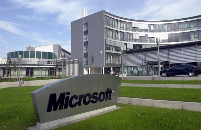 Microsoft được phát triển bởi Bill Gates và Paul Allen vào năm 1975, công ty có trụ sở tại tiểu bang Redmond thuộc Washington, chuyên phát triển, sản xuất, kinh doanh bản quyền phần mềm và hỗ trợ trên diện rộng các sản phẩm và dịch vụ liên quan đến máy tính. Các sản phẩm nổi tiếng nhất và bán chạy nhất gồm hệ điều hành Microsoft Windows và bộ phần mềm Microsoft Office, hiện Microsoft đang là nhà cung cấp phần mềm máy tính lớn nhất thế giới.