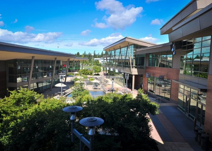 Với hơn 120 tòa nhà cho 12 bộ phận kinh doanh, khu trụ sở Công ty Microsoft ở Redmond, Washington được xem là chuẩn mực hoàn hảo cho các công ty hiện nay.