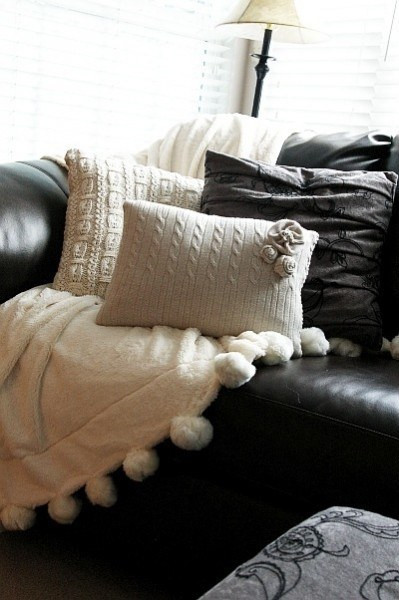 Áo gối sofa. Cũng đơn giản tương tự như áo len cho gối vậy. Hãy làm ấm ngôi nhà mùa đông bằng những chi tiết nhỏ này nhé.