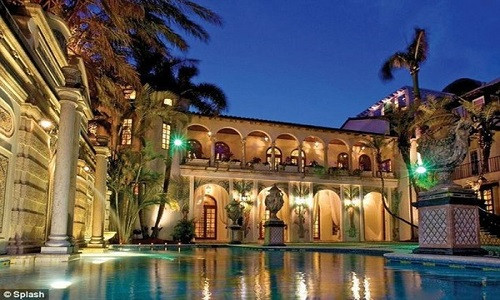 Mặc dù đã quyết định chuyển hẳn về Anh, nhưng do thường xuyên phải di chuyển giữa Anh và Mỹ để phục vụ cho nhu cầu công việc và nghỉ ngơi nên vào đầu năm 2014, vợ chồng Beckham đã bỏ ra số tiền 36 triệu bảng để mua lại một căn biệt thự của nhà thiết kế thời trang Versace tại Miami.